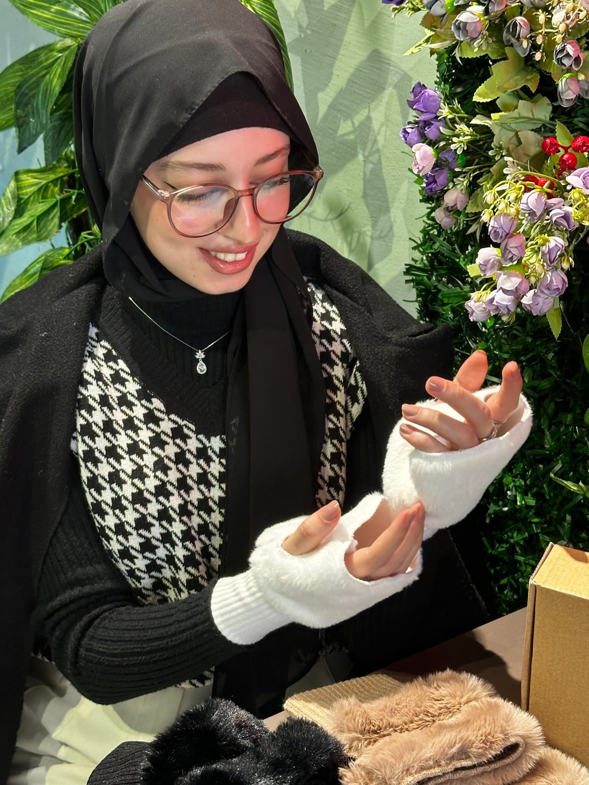 فتاة ترتدي قفازات PALA CHIC البيضاء بدون أصابع